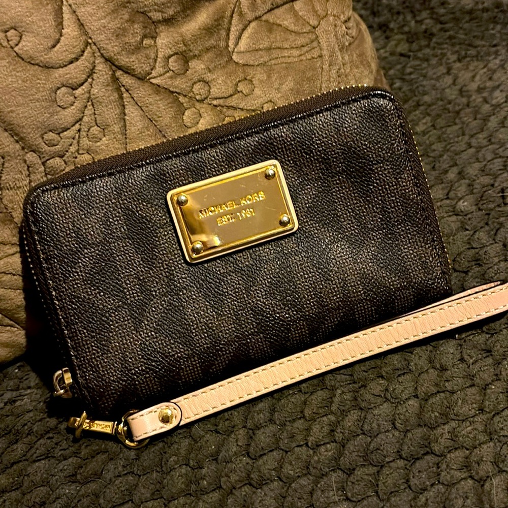Michael Kors Signature wristlet